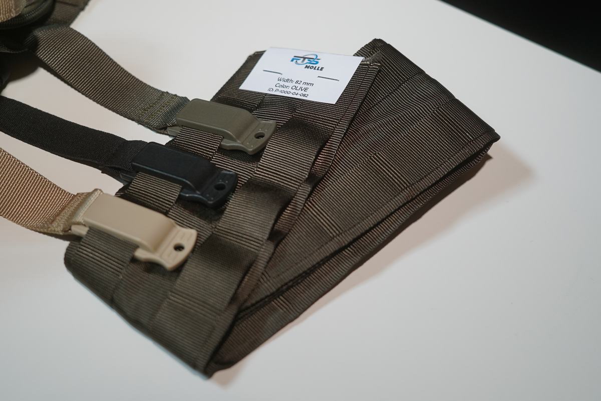 Befestigungsclips in Oliv, Schwarz und Coyote im 82-mm-Band einer Tasche