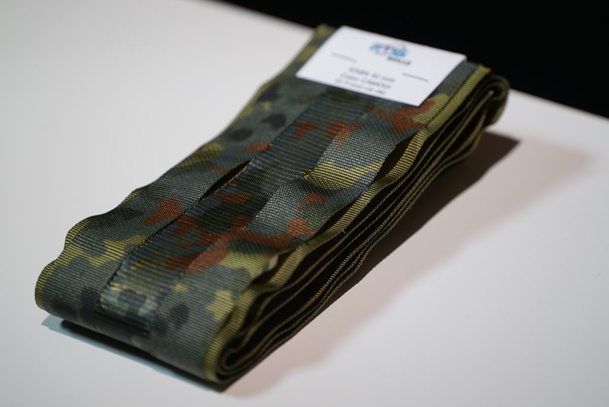 Aufgerolltes TecSys-Band im Flecktarn-Druck mit Musteretikett